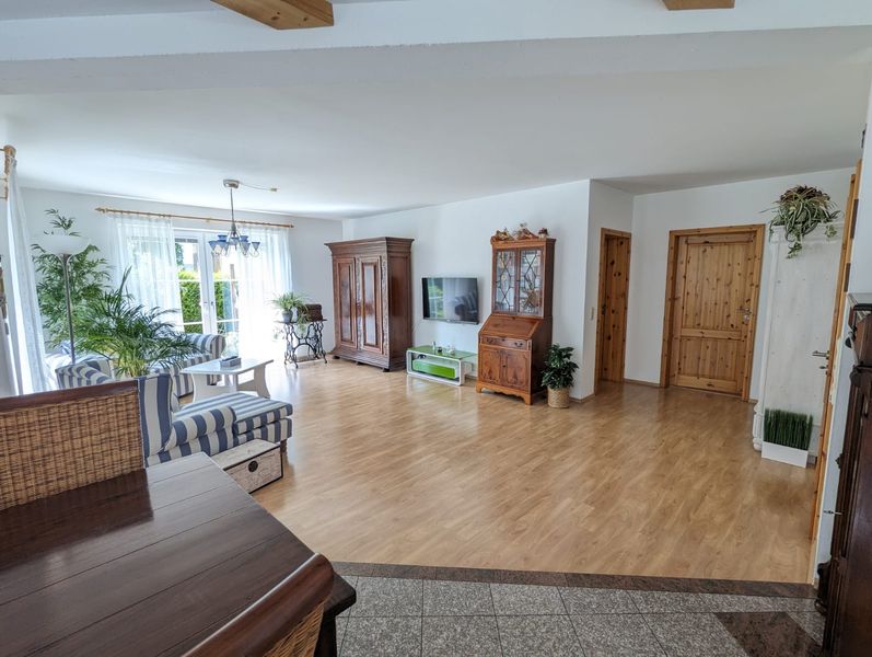 Energieeffiziente Großzügige 2,5 Zimmer Wohnung mit Gartenanteil und Garage